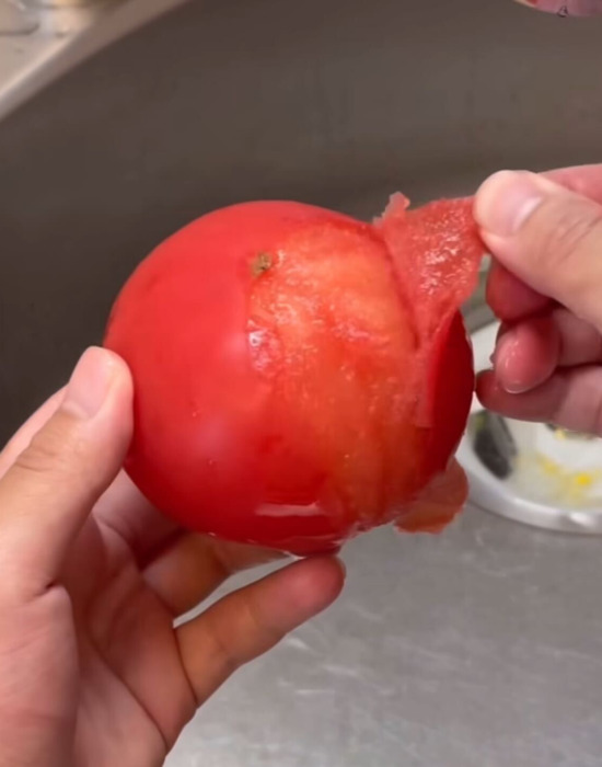 トマトの皮をむいている様子