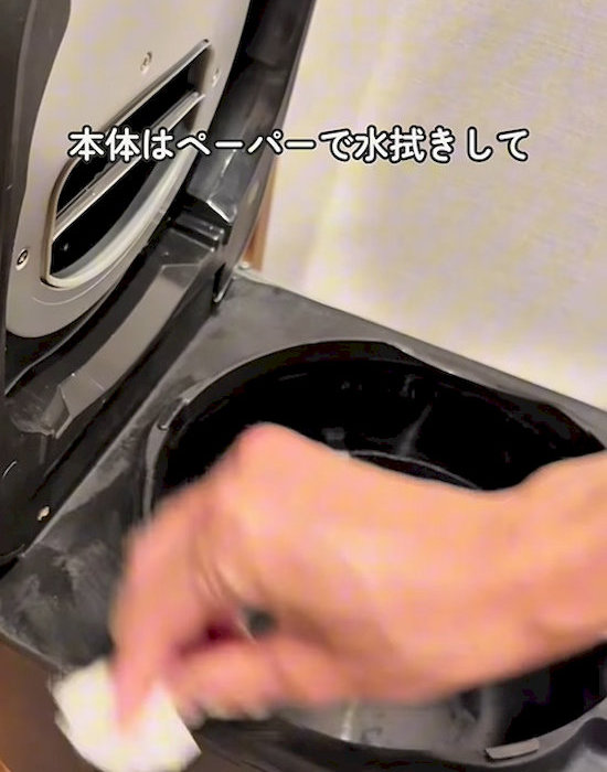 キッチンペーパーを使って水拭き
