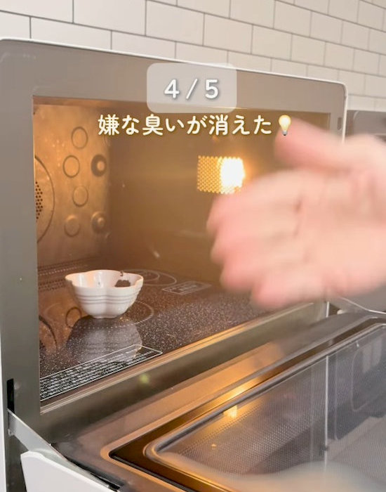 コーヒーグラウンズを電子レンジに入れた様子