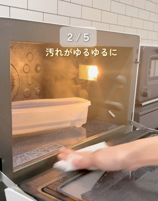 汚れを拭いている様子