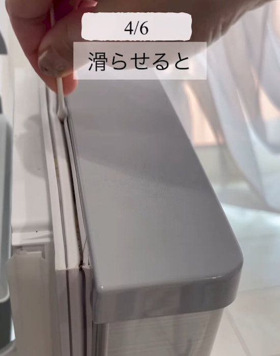 冷蔵庫のドアのパッキンを綿棒で掃除する様子