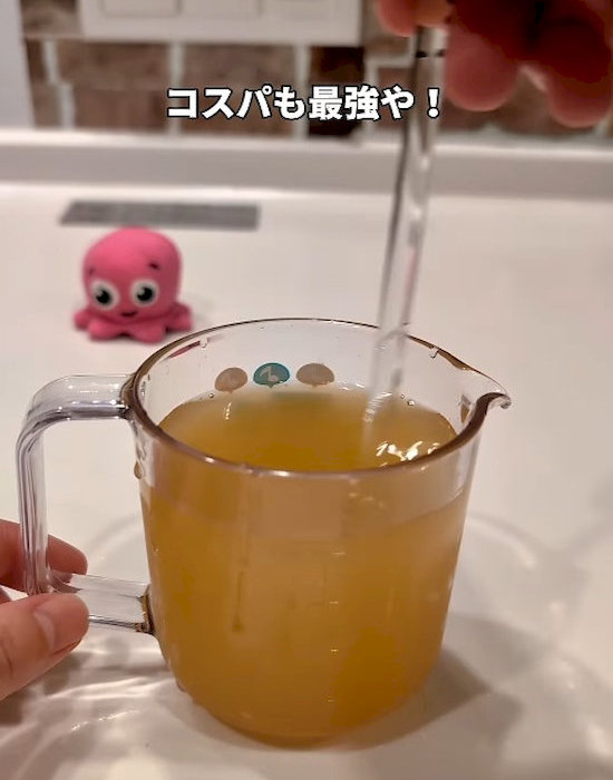 グレープフルーツジュースとハチミツと塩を混ぜている様子