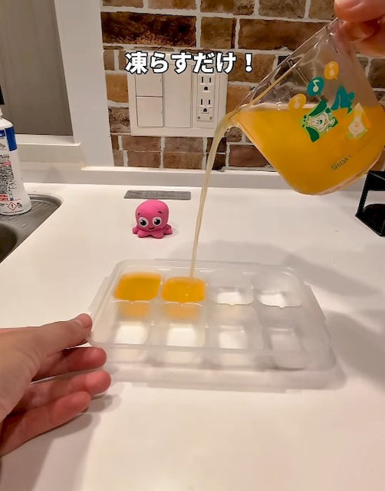 混ぜたジュースを製氷皿に入れている様子