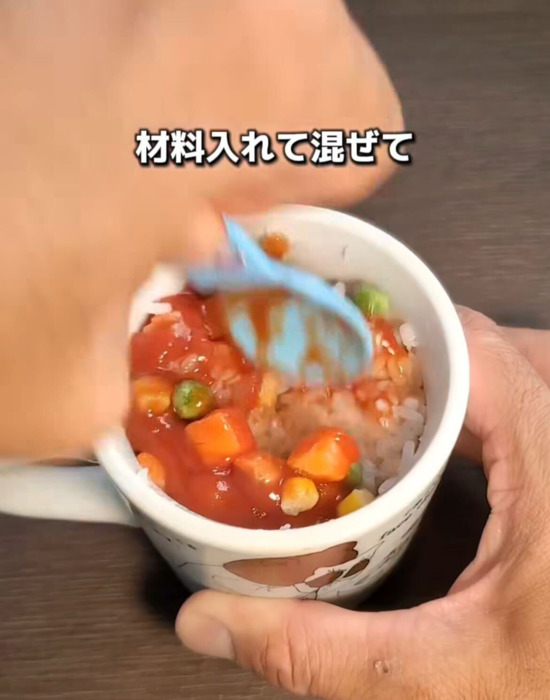オムライスの材料を混ぜている様子