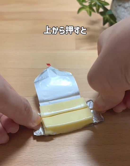 ベビーチーズにつまようじをのせる様子