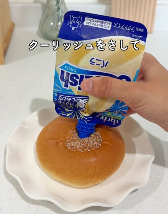 あんぱんの上にクーリッシュの先端を差し込む様子