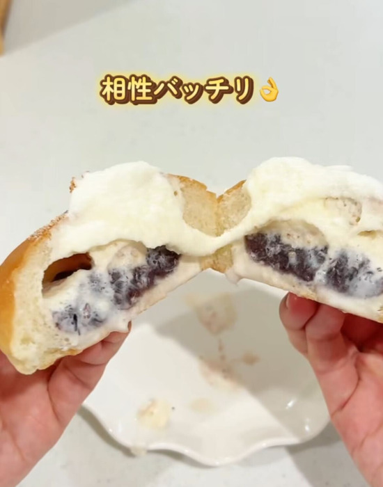 クーリッシュの入ったあんぱんを手にしている様子