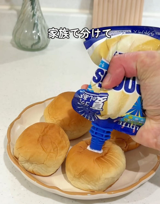 薄皮アンパンにクーリッシュを入れる様子