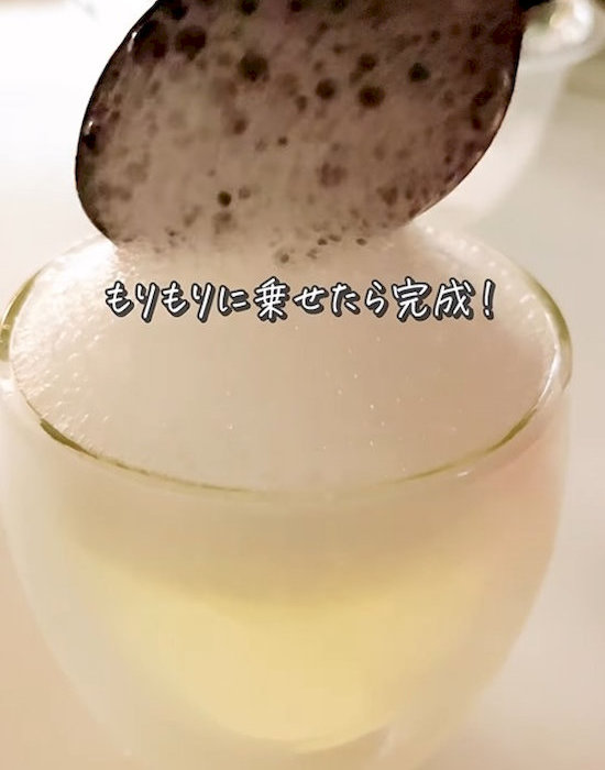 泡を盛り付けている様子