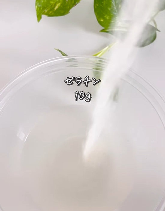ゼラチンを入れる様子
