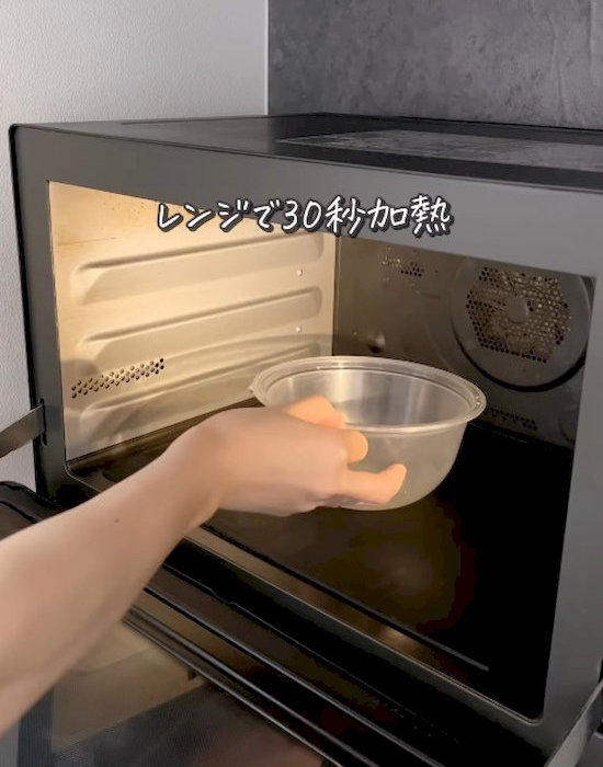 電子レンジで加熱する様子