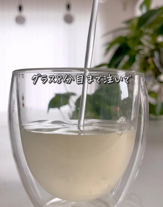 グラスに注いでいる様子
