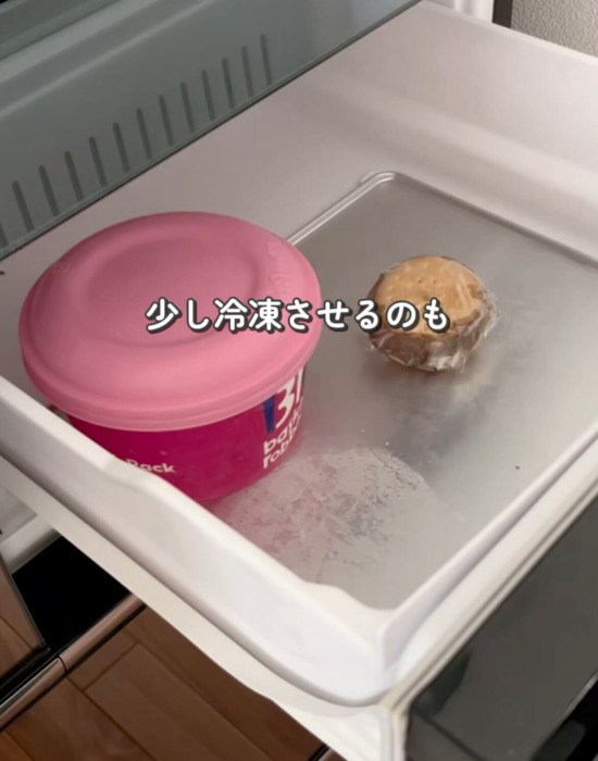 アイスを冷凍庫で冷やしている様子