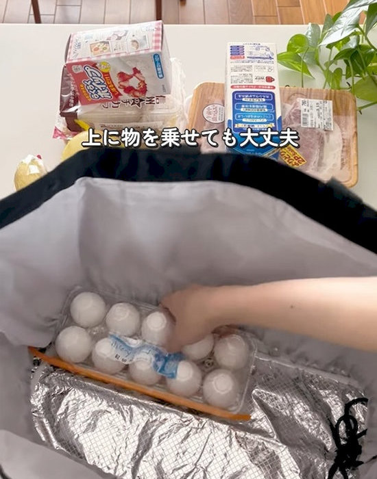 卵パックを底に入れる様子