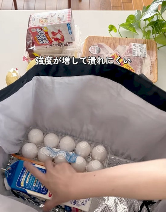 牛乳パックを置く様子