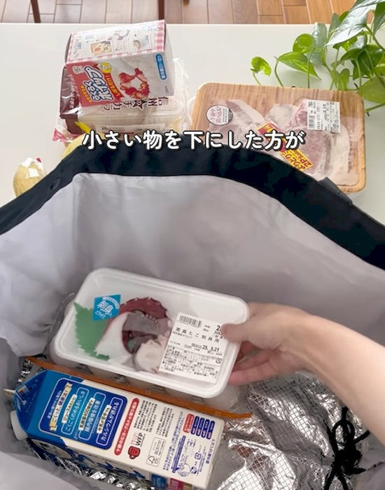トレーを重ねる様子