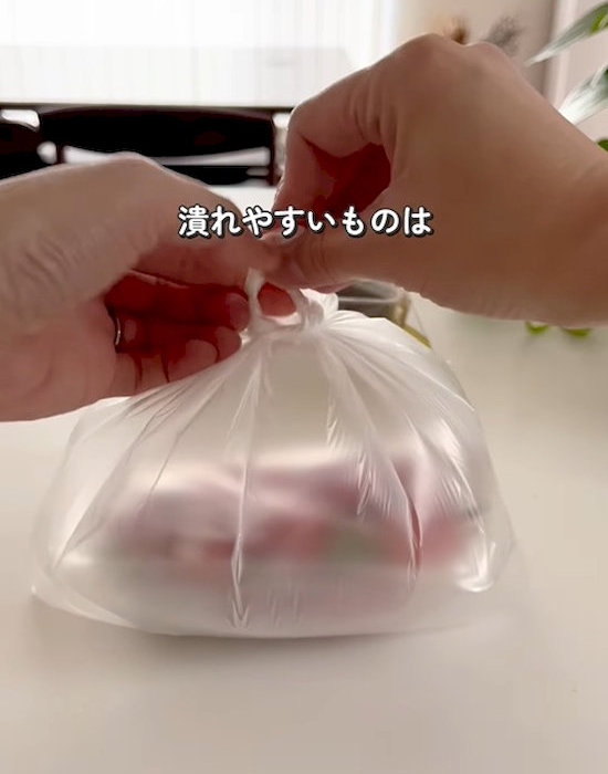 空気を入れて袋に詰める様子