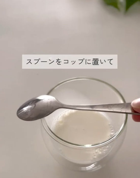 スプーンを上に置いたコップ