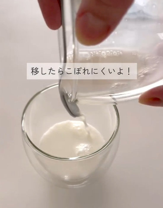 スプーンを伝わせてコップからコップへ飲み物を注ぐ様子