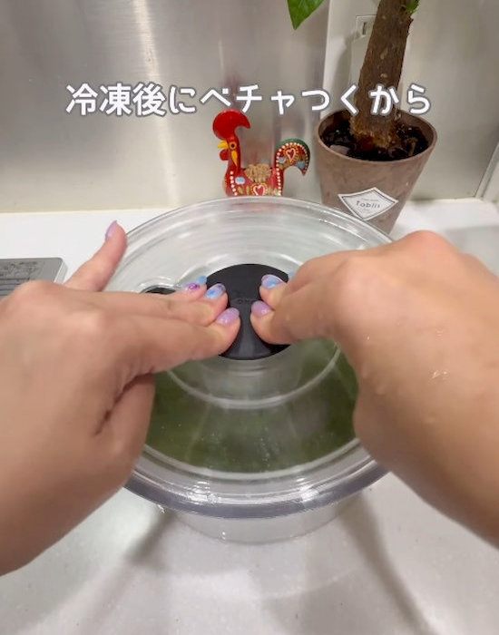 レタスの水気を切っている様子