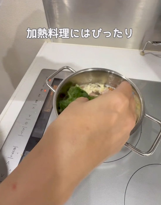 冷凍したレタスを調理に使用している様子