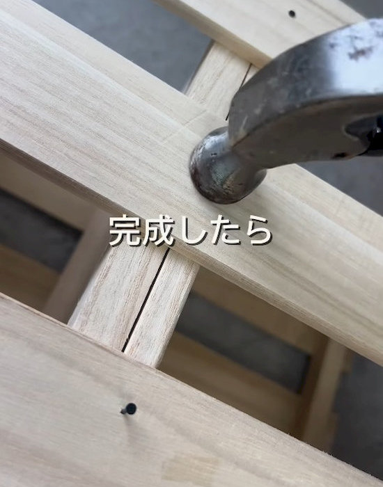 すのことまな板を釘で固定している様子