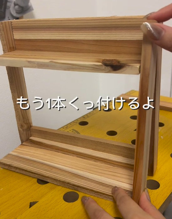 焚き付け材のラックに焚き付け材を貼り付ける様子