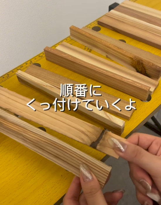 焚き付け材同士を貼り付ける様子