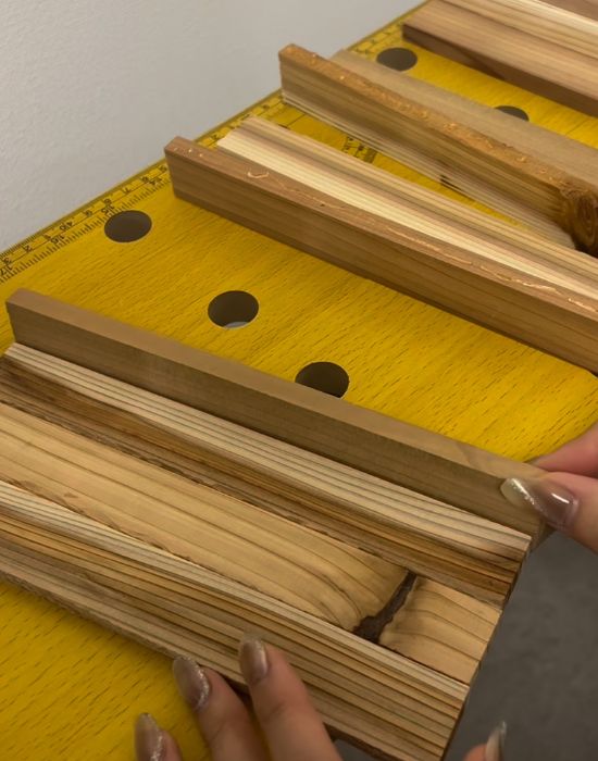 背面用の板を貼る様子