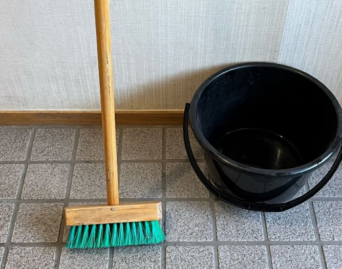 玄関に置かれたブラシとバケツ