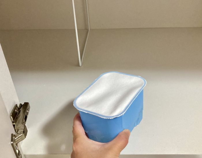 除湿剤を設置する様子