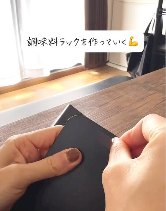 ブックスタンドにマグネットシートを貼り付ける様子