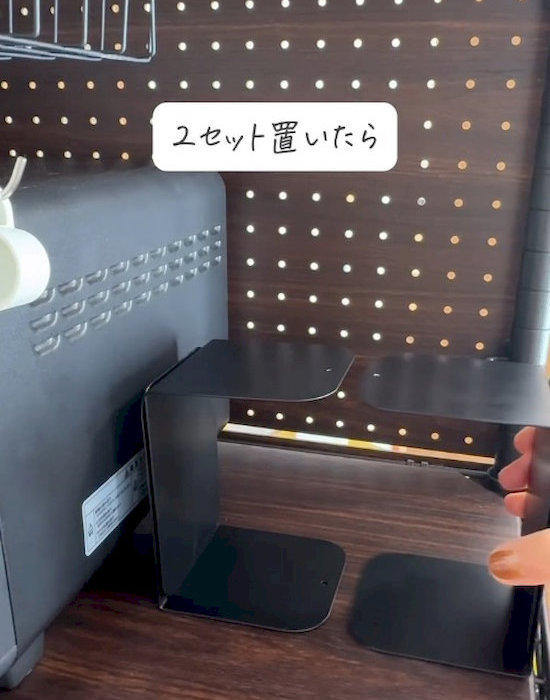 重ねてくっ付けたブックスタンドを調味料置き場に置く様子