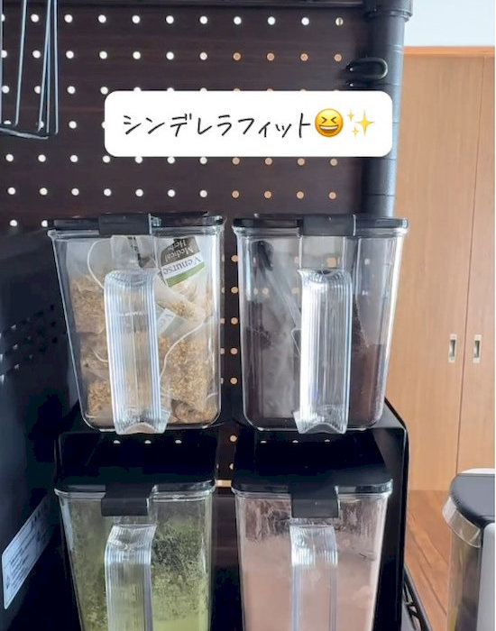 ブックスタンドに収めた調味料ポット