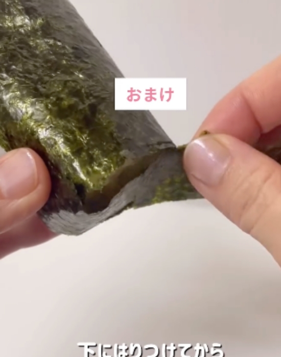 海苔巻きの下に海苔を巻いている様子