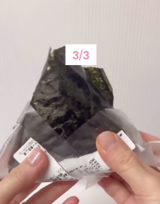 おにぎりの包装を逆向きにはめている様子