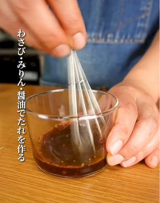 調味料を混ぜている様子