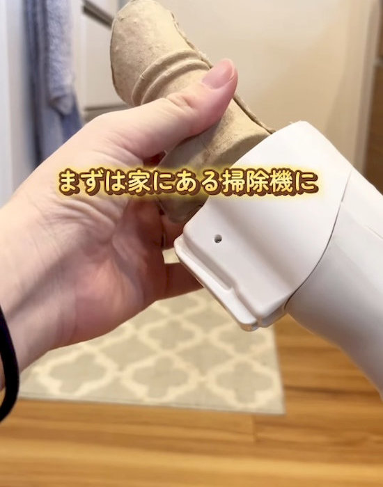 掃除機に『ゴキすぅーぽん』のノズルを取り付ける様子