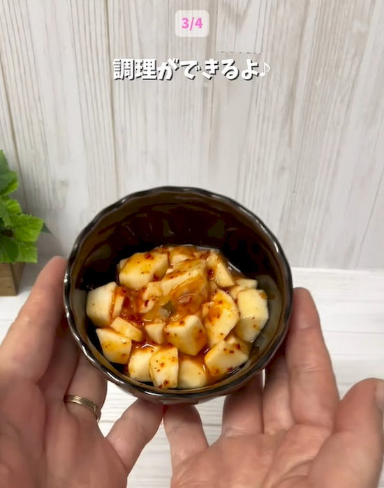 器に入れた長芋とキムチ