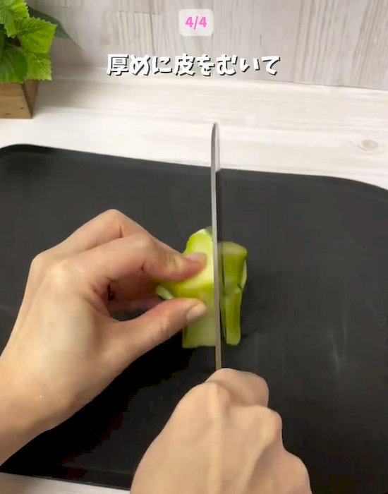 ブロッコリーの芯を切る様子