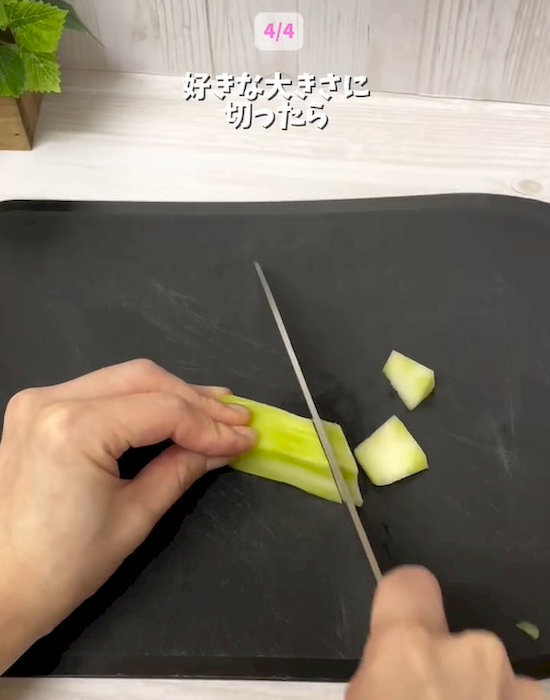 ブロッコリーの芯を切る様子