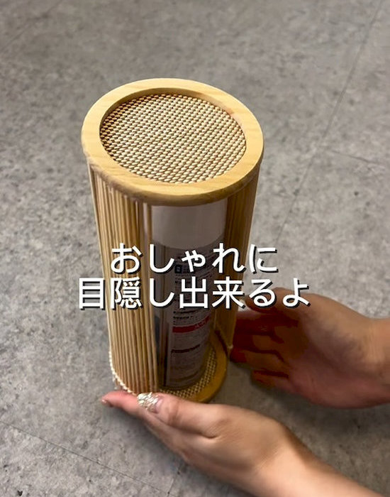 巻きすとコースターで作ったスプレー収納にスプレー缶を入れた様子