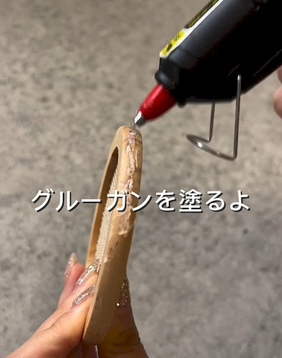 コースターにグルーを塗っている様子