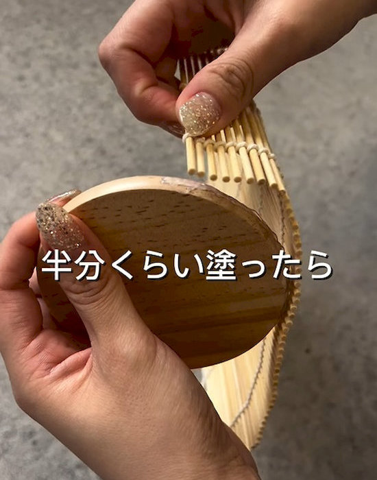 コースターに巻きすを貼り付けている様子