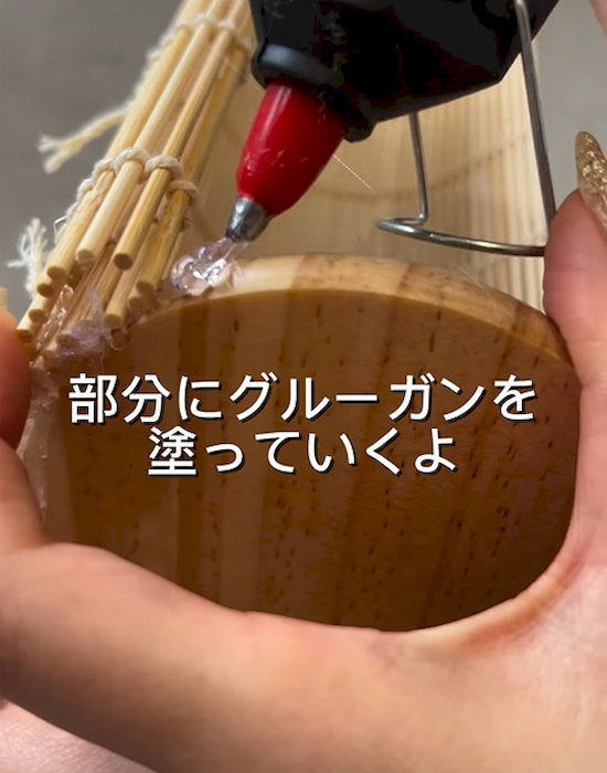 コースターにグルーを塗っている様子