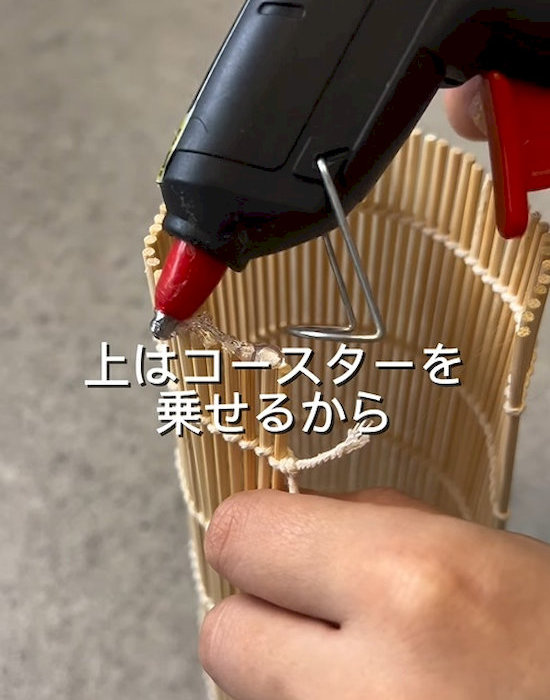 巻きすにグルーを塗っている様子