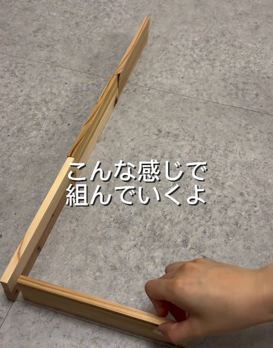 L字に並べた杉の焚き付け材