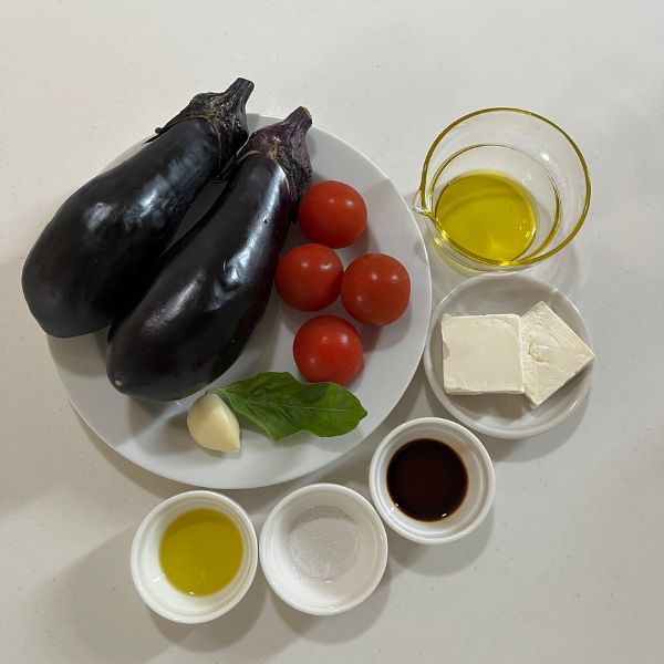 『とろとろナスのチーズ混ぜ』の材料を並べた写真