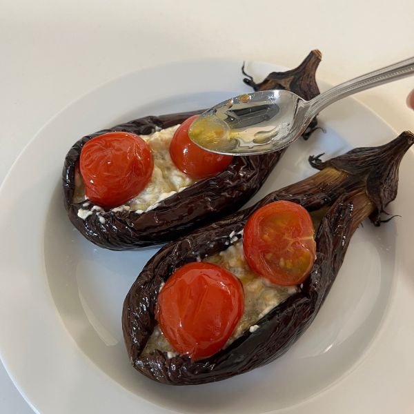 トマトから出た汁をスプーンですくった様子