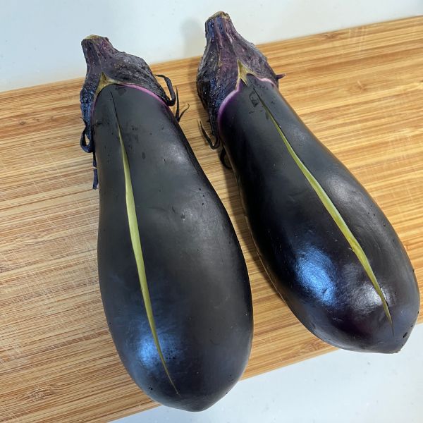 ナスの中央に切り込みを入れた様子